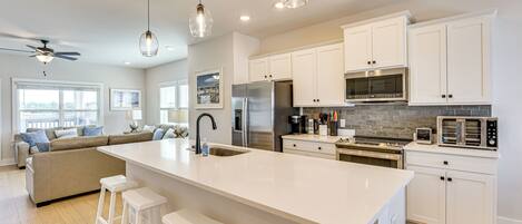 Kühlschrank, Mikrowelle, Herdplatte, Geschirrspüler