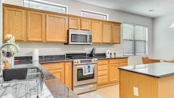 Fridge, microwave, stovetop, dishwasher