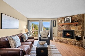 Smart TV, fireplace, video games - 2 King Beds! Location! Budget friendly! (Pigeon Forge)