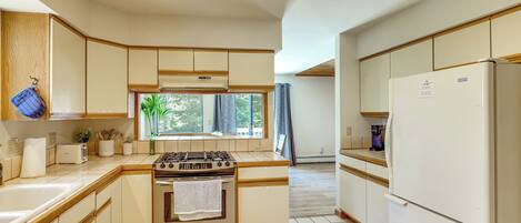 Fridge, microwave, stovetop, dishwasher