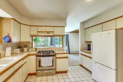 3 Mi to Lake Tahoe: Forest-View Sanctuary w/ Deck!