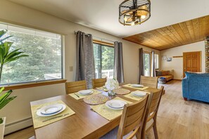 Dining - 3 Mi to Lake Tahoe: Forest-View Sanctuary w/ Deck! (Incline Village)