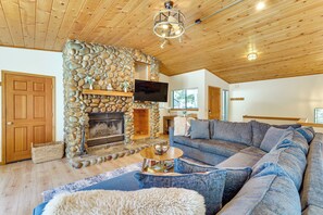 Téléviseur, foyer, livres