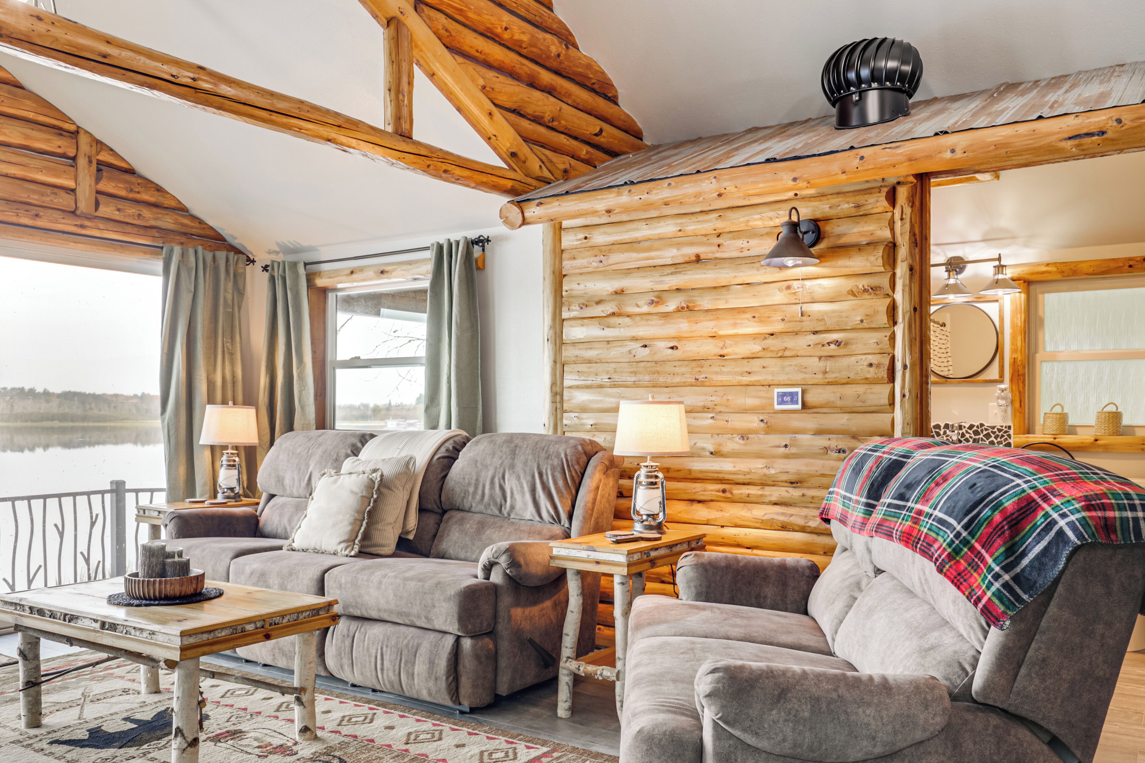 Fernseher, Kamin, Bücher