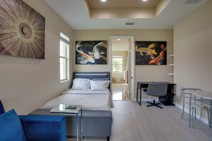 Bureau, fer et planche à repasser, accès à Internet, literie fournie