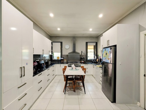 Cosy Lodge Mount Gambier close to shopping, eating, playing