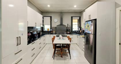 Cosy Lodge Mount Gambier close to shopping, eating, playing