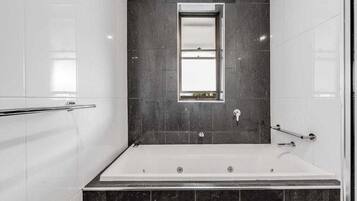 SĂšche-cheveux, serviettes fournies, savon, papier toilette