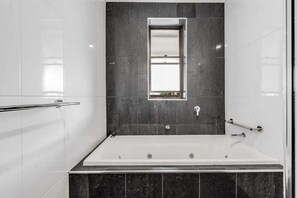 Haartrockner, Handtücher, Seife, Toilettenpapier