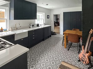 Lave-vaisselle, chaise haute