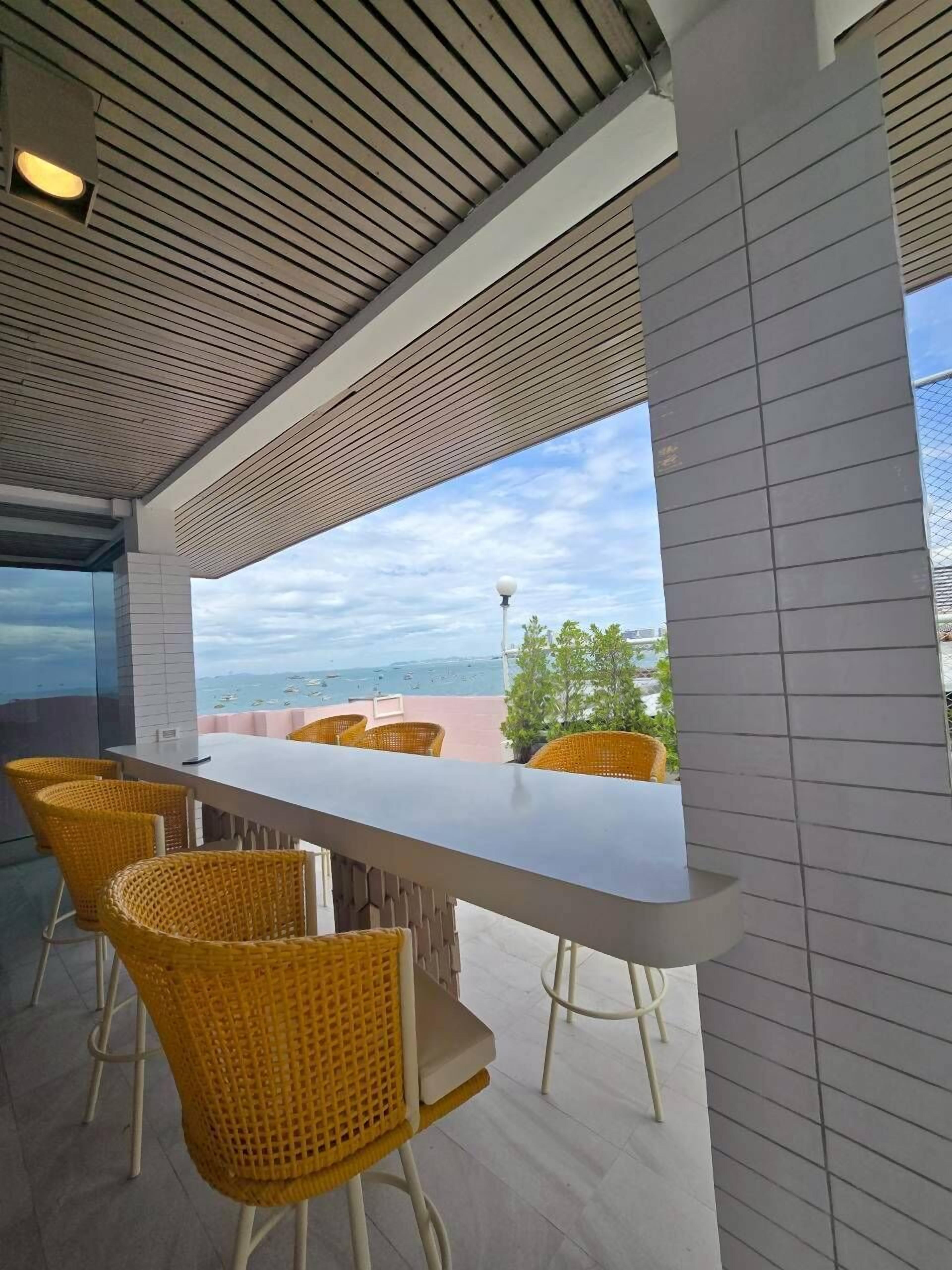 Quầy bar bên hồ bơi