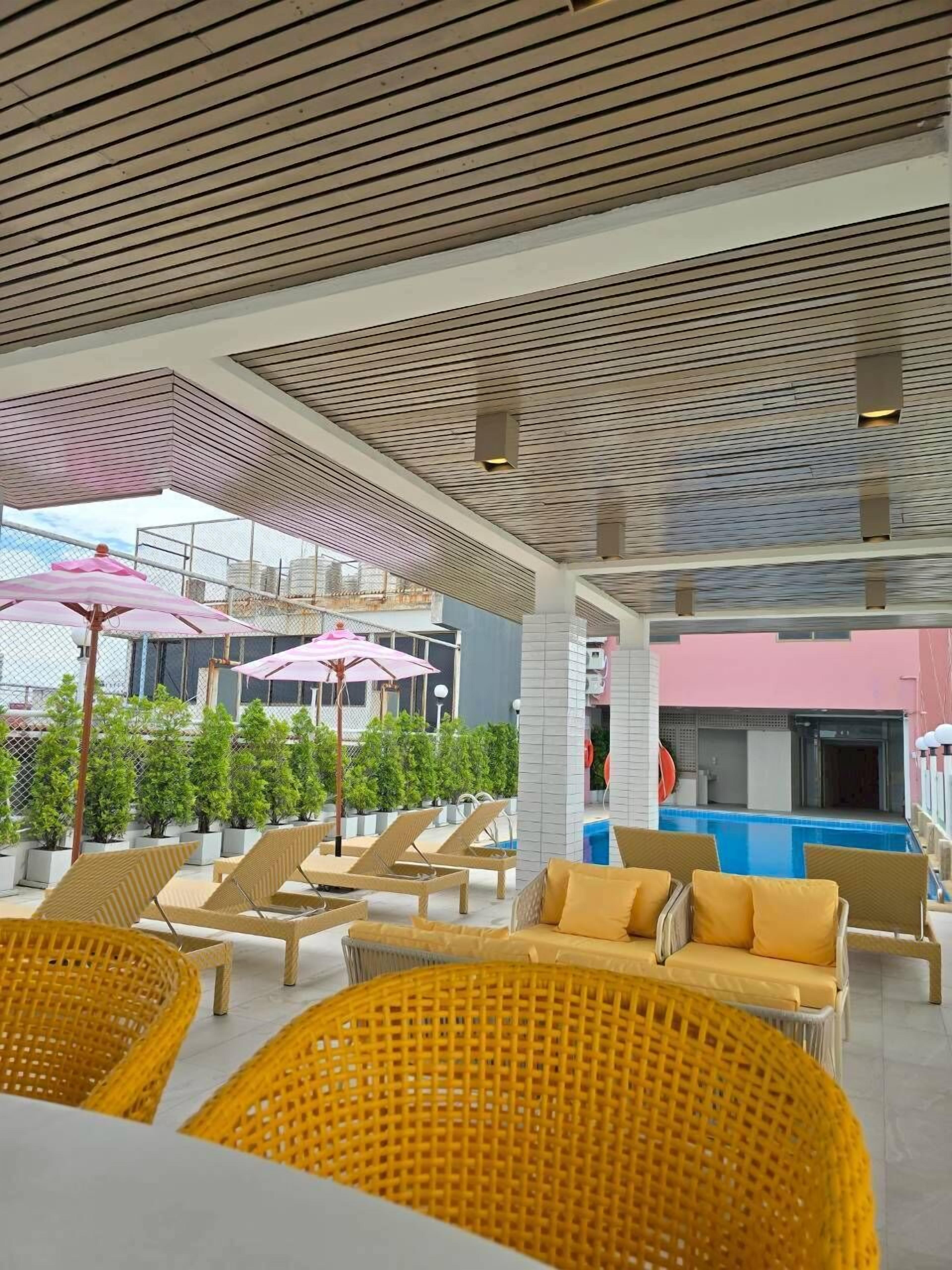 Quầy bar bên hồ bơi