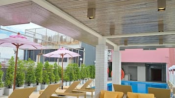 Bar en bord de piscine