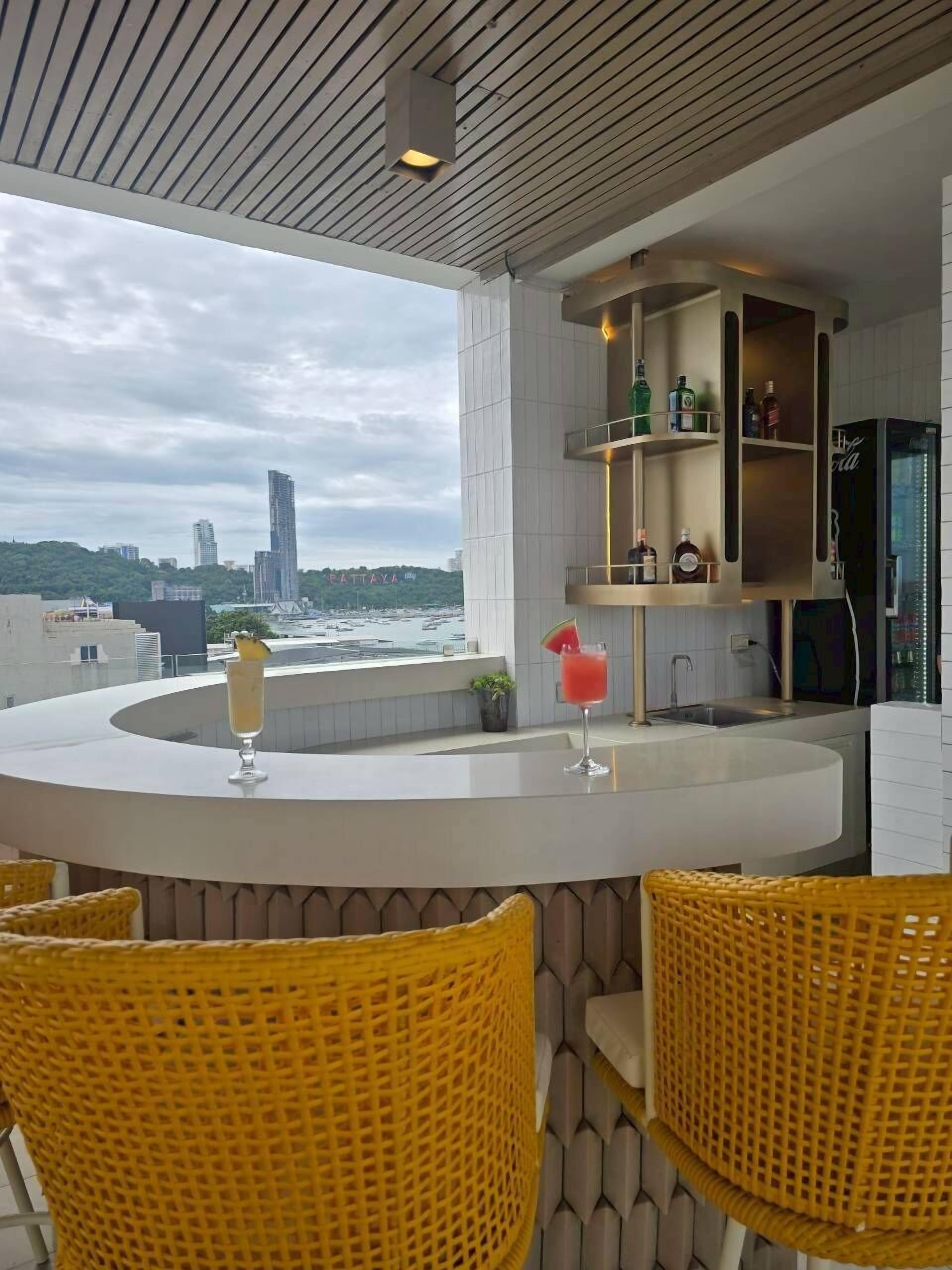 Quầy bar bên hồ bơi