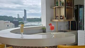 Bar en bord de piscine