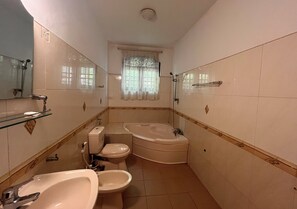 Double Room, Garden View | Bathroom | Free toiletries, towels, soap, shampoo