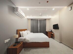 Habitación de lujo doble, vistas a la ciudad | Escritorio, espacio para trabajar con un portátil, cortinas opacas