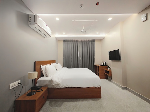 Quarto casal superluxo, vista para a cidade | Escrivaninha, espaço de trabalho para notebook, cortinas blackout