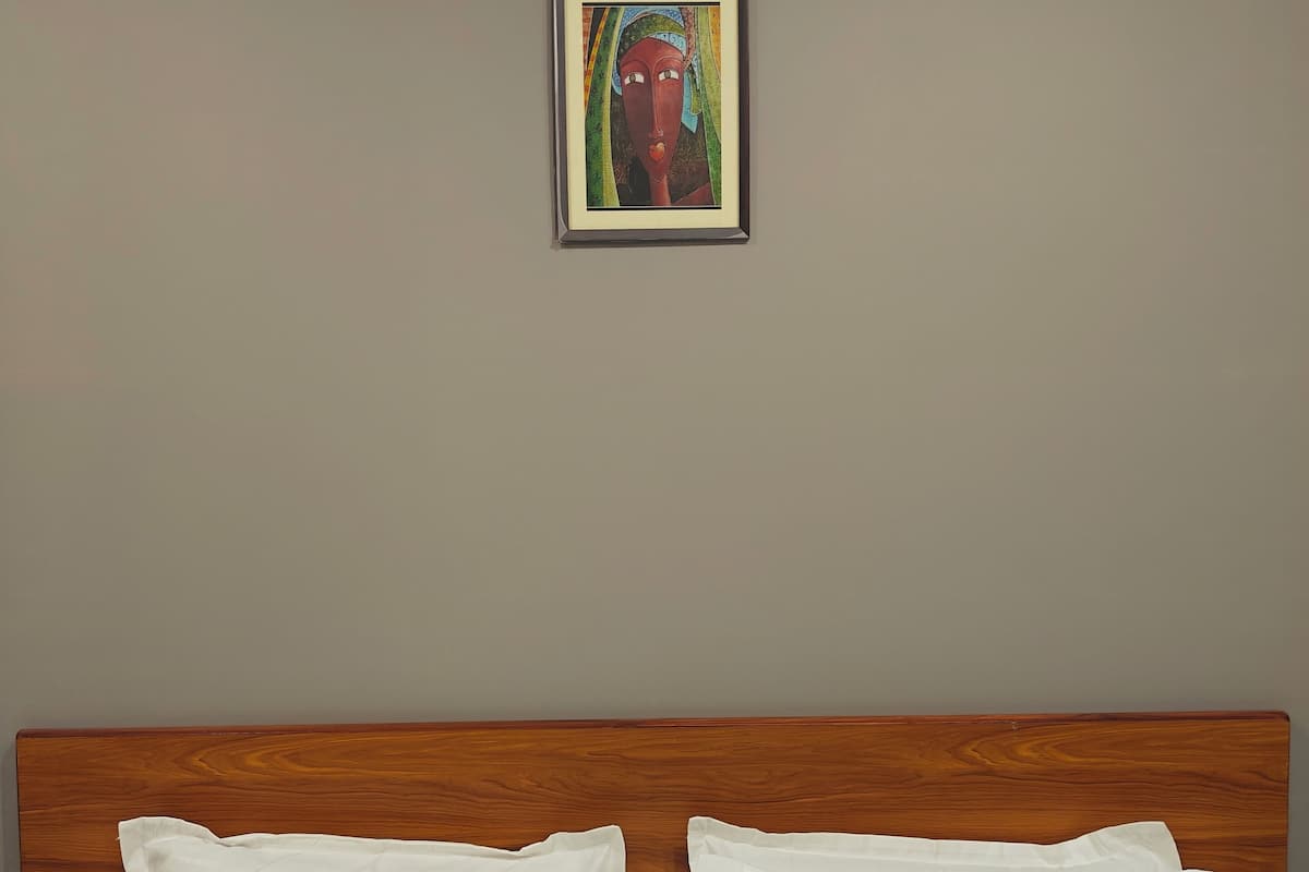 Quarto casal luxo | Escrivaninha, espaço de trabalho para notebook, cortinas blackout