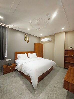 Escritorio, espacio para trabajar con laptop y cortinas blackout 