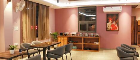 Daily buffet breakfast (INR 300 per person)