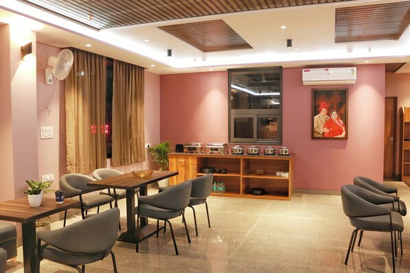 Desayuno buffet diario (INR 300 por persona)