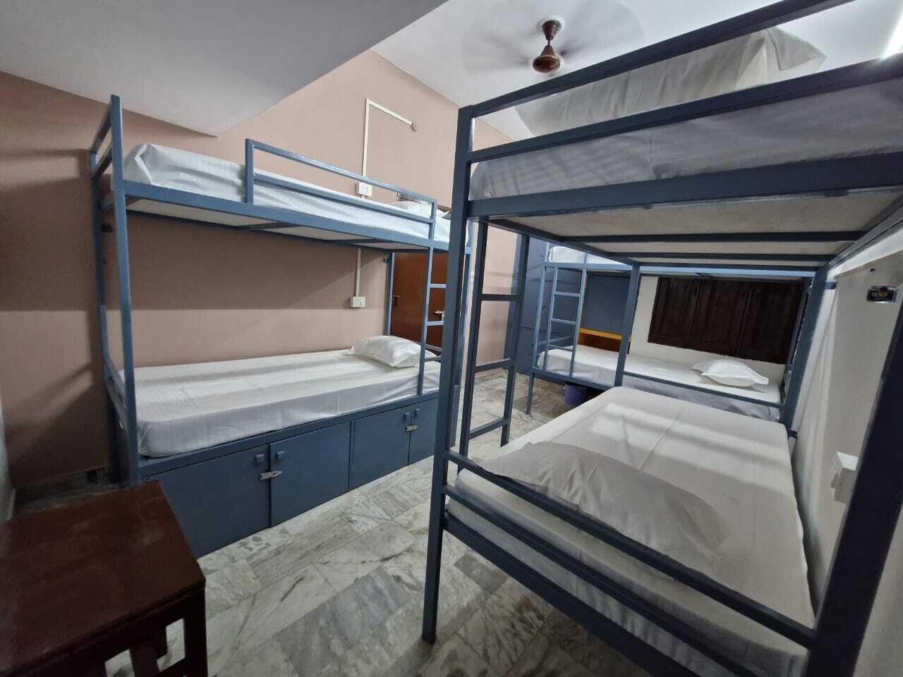 Een kluis op de kamer, een strijkplank/strijkijzer, gratis wifi