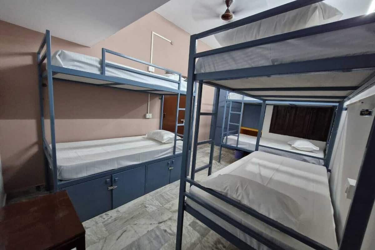 Een kluis op de kamer, een strijkplank/strijkijzer, gratis wifi