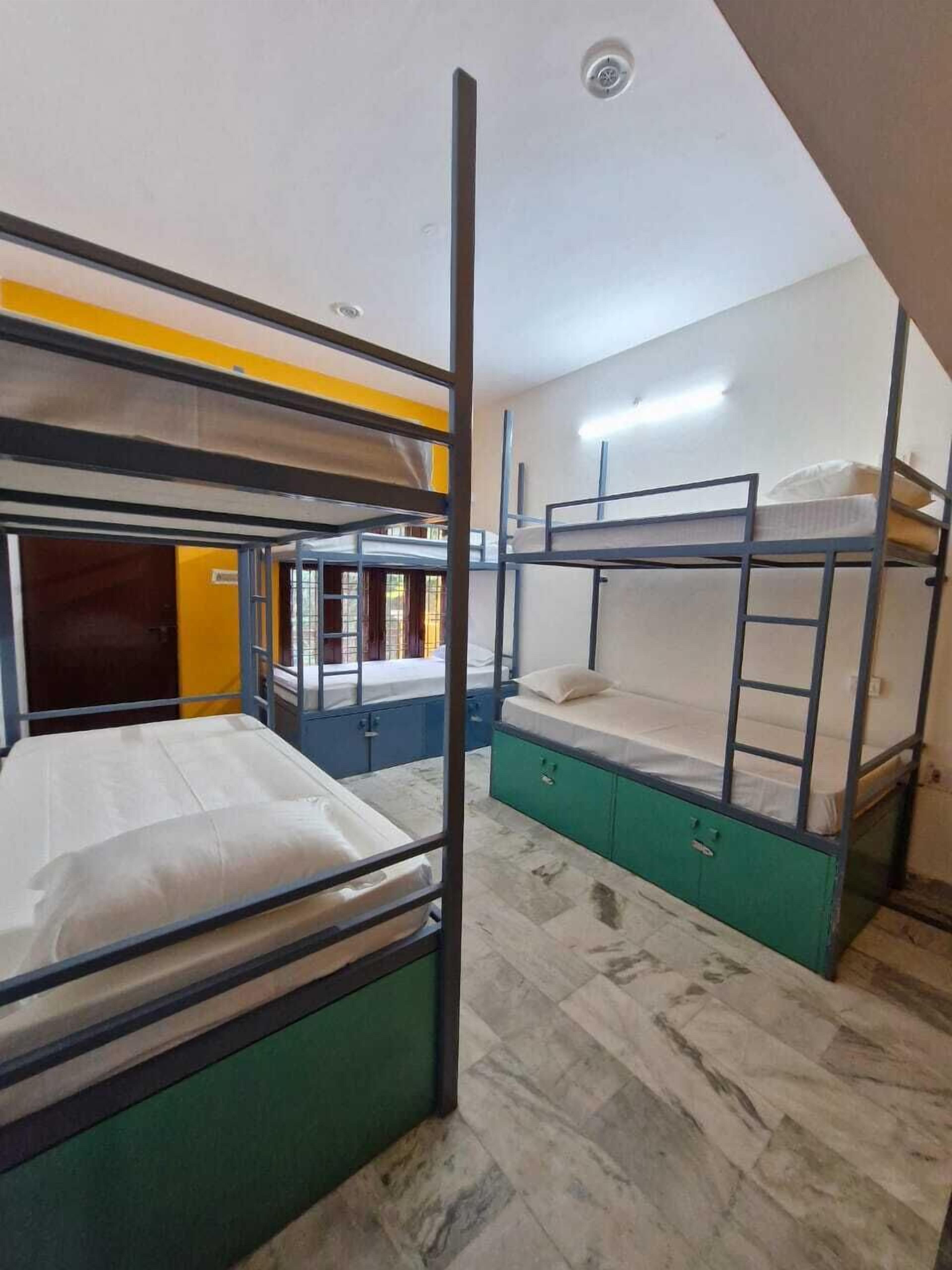 Een kluis op de kamer, een strijkplank/strijkijzer, gratis wifi