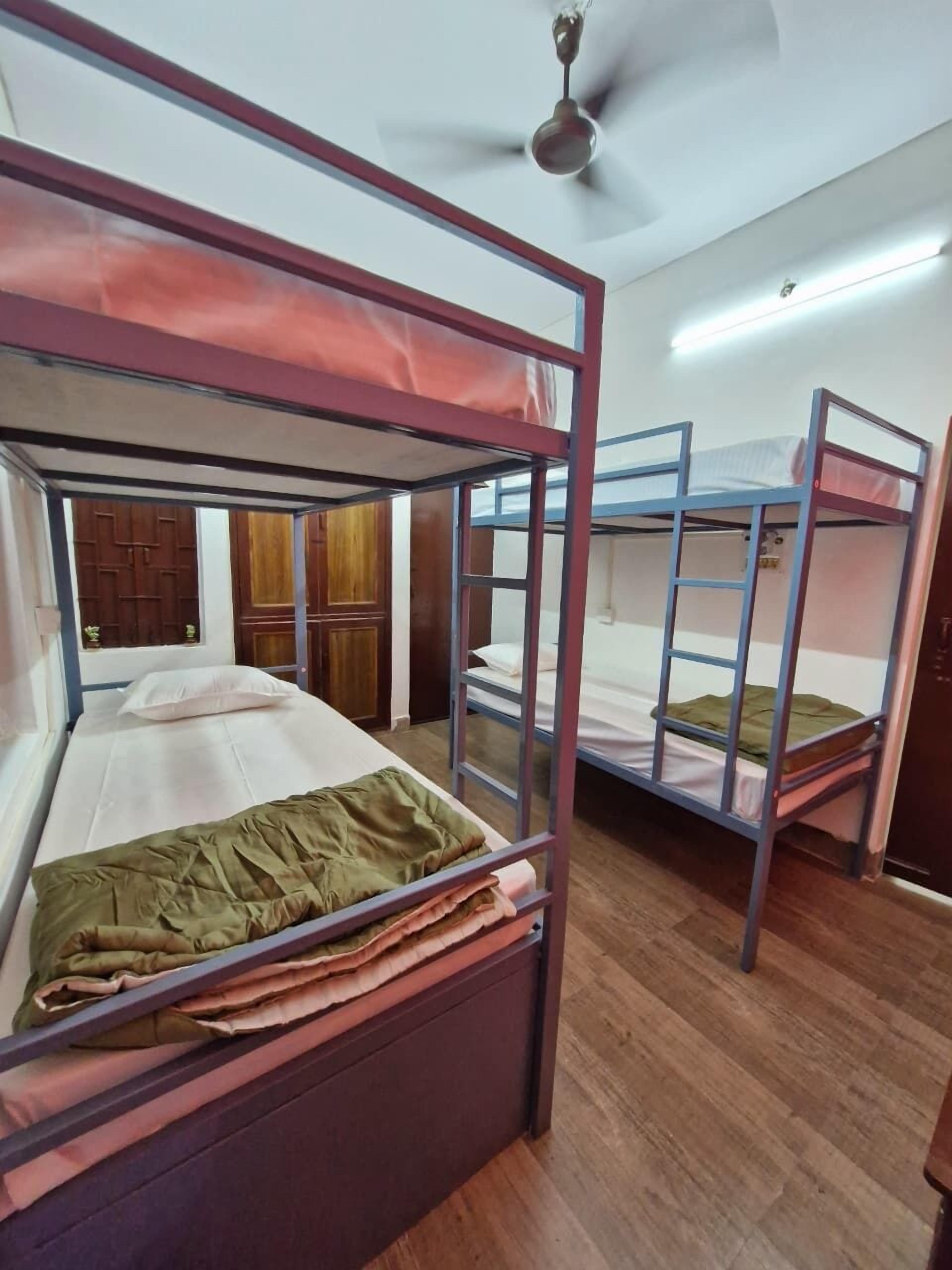 Dormitorio compartido económico | Caja fuerte, tabla de planchar con plancha, wifi gratis