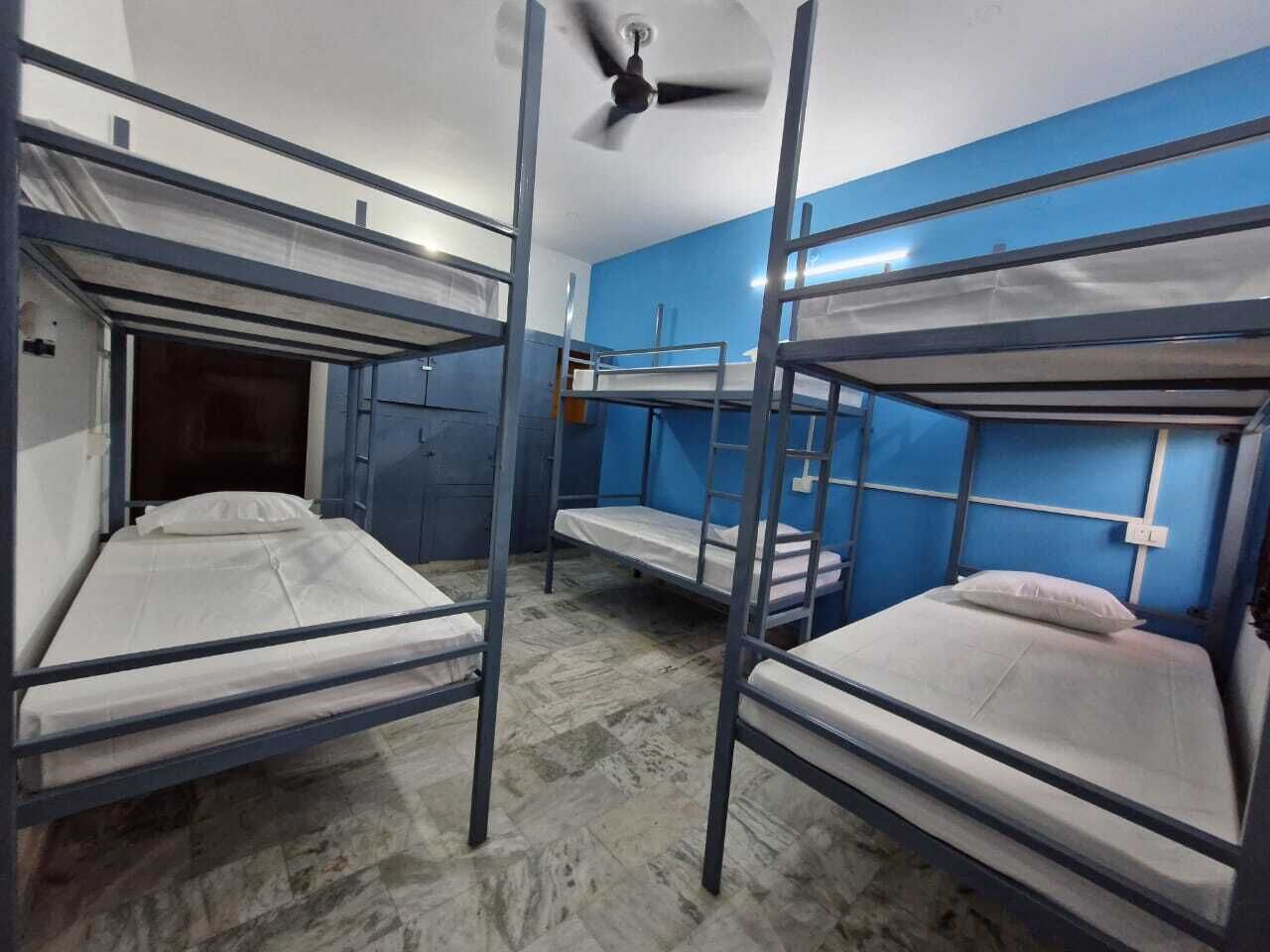 Een kluis op de kamer, een strijkplank/strijkijzer, gratis wifi