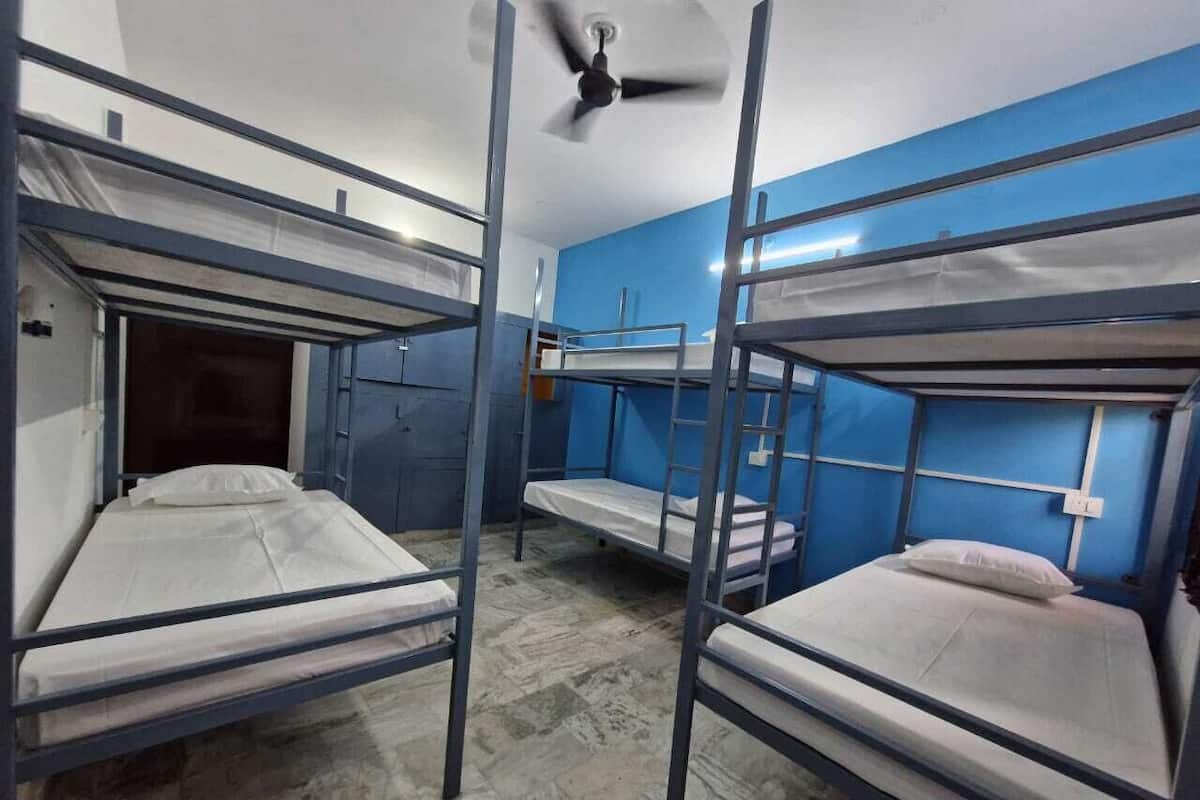 Een kluis op de kamer, een strijkplank/strijkijzer, gratis wifi