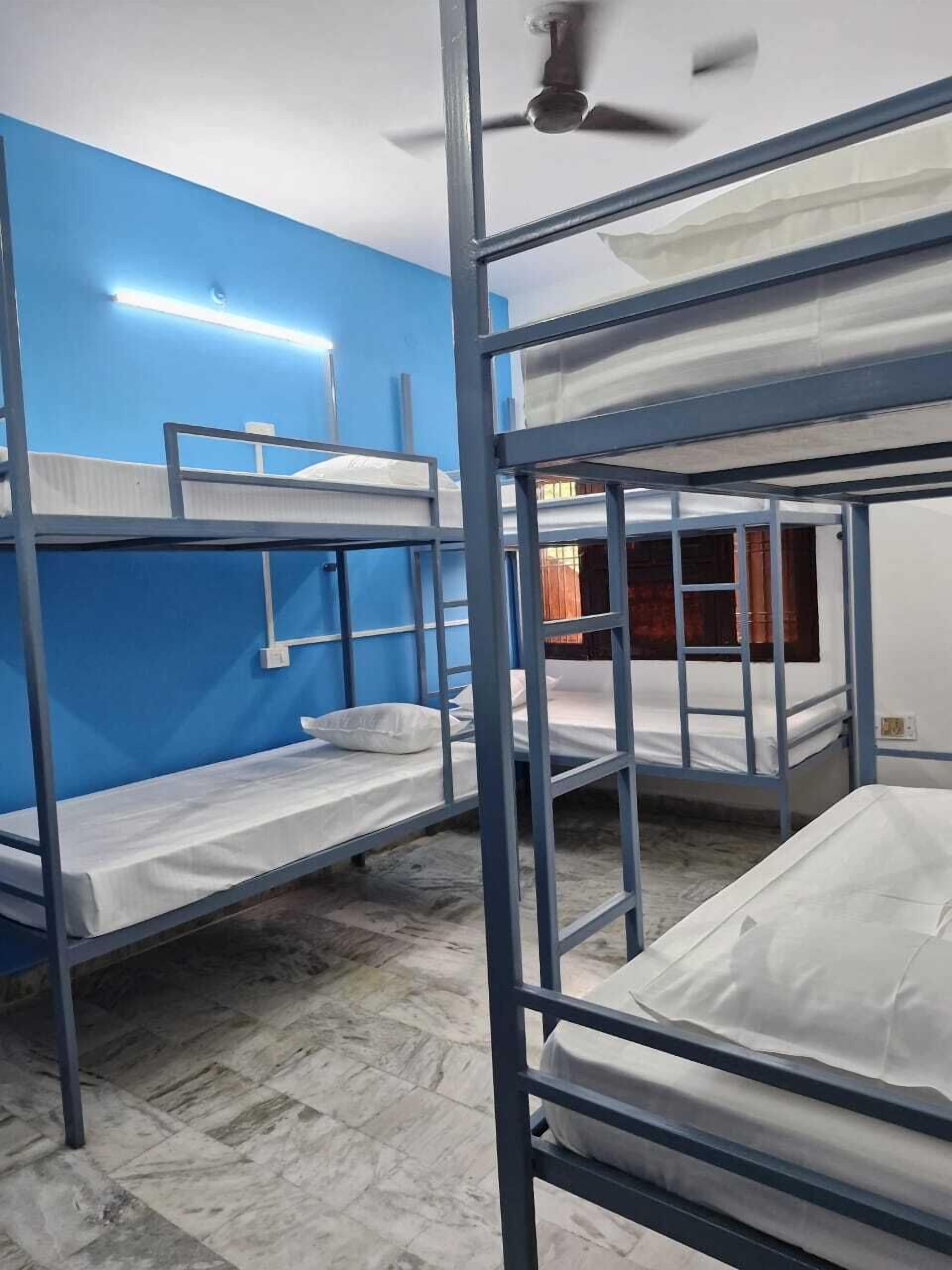 Een kluis op de kamer, een strijkplank/strijkijzer, gratis wifi