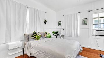 Desk, iron/ironing board, travel cot, WiFi