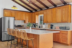 Mikrobølgeovn, ovn, kokeplater og oppvaskmaskin