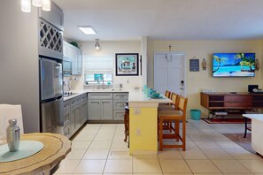 Refrigerador, microondas y cafetera y tetera 