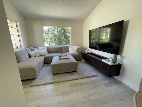 Clean and modern 2-bedroom condo with AC in the beautiful Rancho Santa Margarita