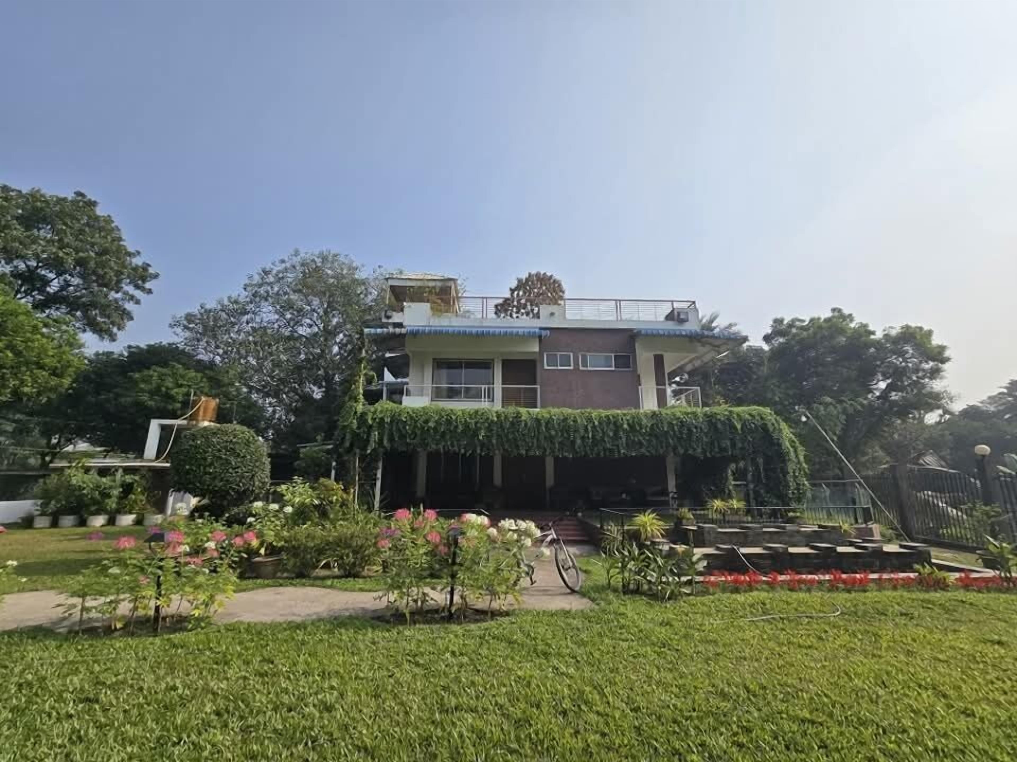 Un bâtiment à deux étages, doté d’un toit plat et d’un balcon.