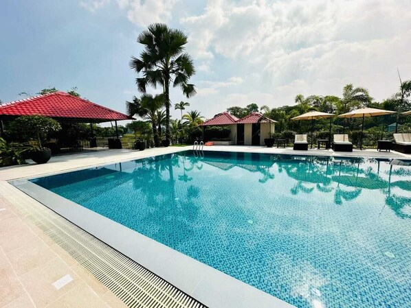 Una piscina al aire libre