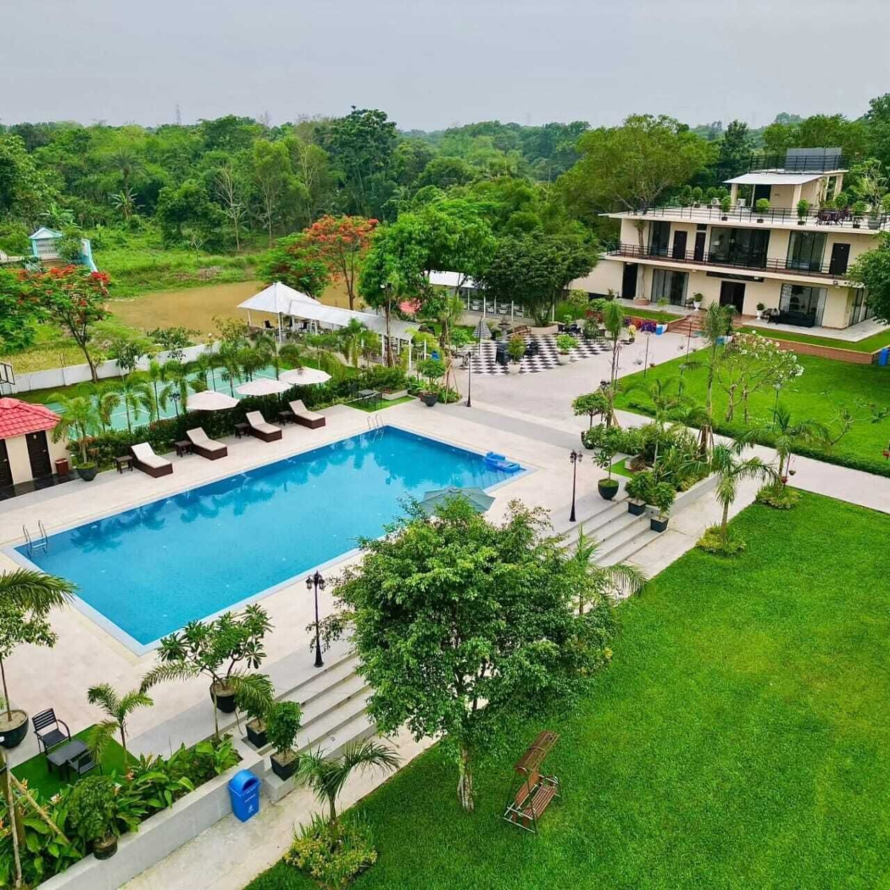 Un hôtel doté d’une piscine, d’un espace extérieur aménagé et d’un jardin bien entretenu.