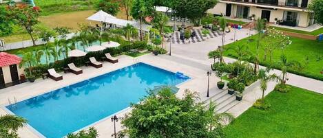 Un hôtel doté d’une piscine, d’un espace extérieur aménagé et d’un jardin bien entretenu.
