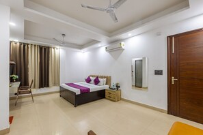 Hypo-allergenic bedding, desk, laptop workspace, free WiFi - Hotel Aura Grand SECTOR - 63A Noida (Noida)