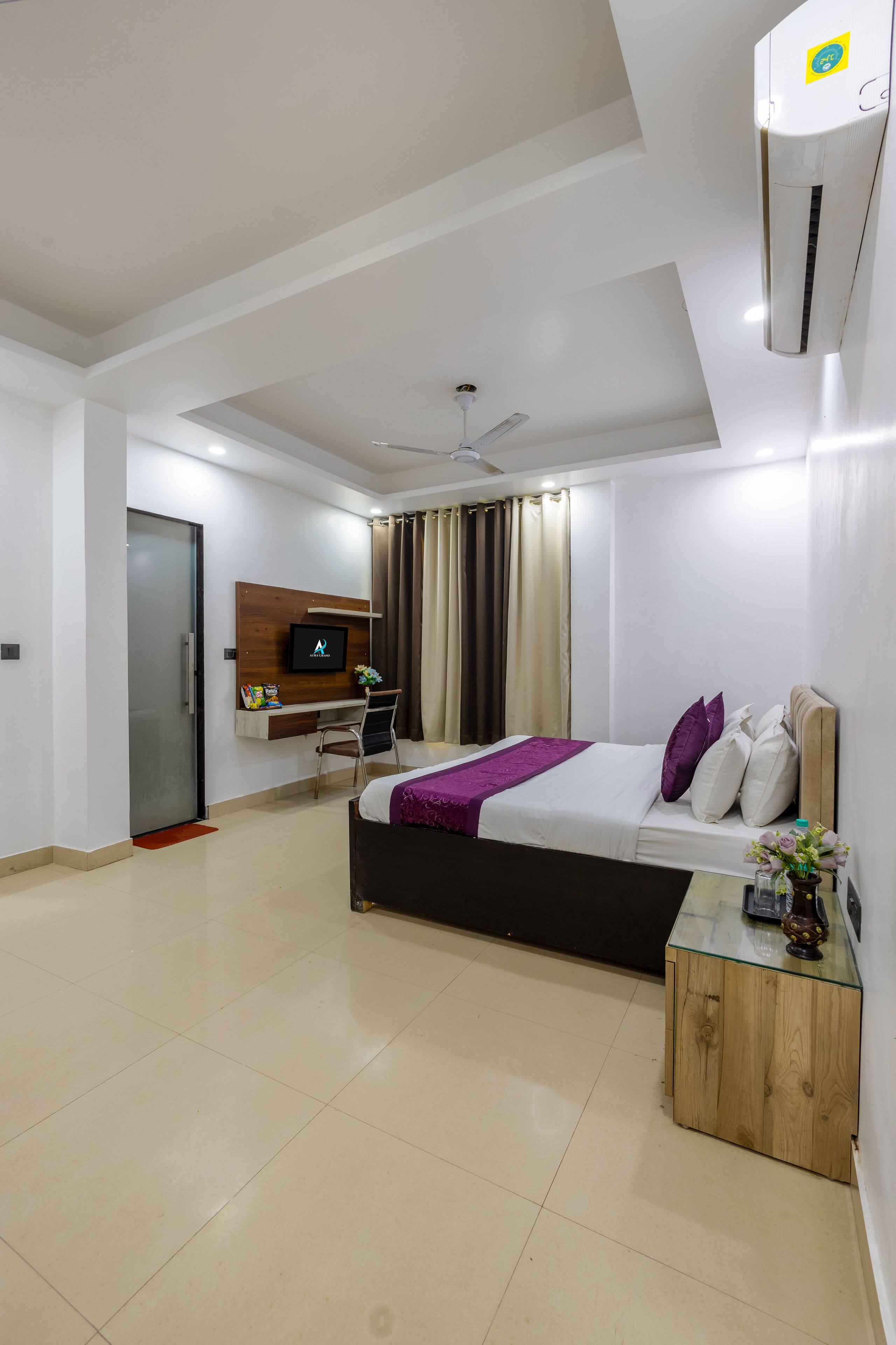 Seprai antialergi, meja kerja, dan ruang kerja ramah laptop