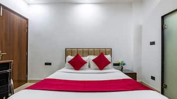 Deluxe dubbelrum | Allergitestade sängkläder, skrivbord och arbetsyta för laptop