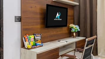 Escritorio, espacio para trabajar con laptop y wifi gratis