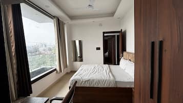 Escritorio, espacio para trabajar con laptop y wifi gratis