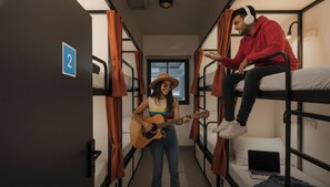 Dormitório compartilhado luxo, vista para a cidade | Escrivaninha, Wi-Fi de cortesia