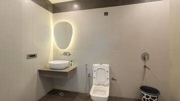 Deluxe Double Room | Bathroom | Towels