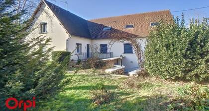 A Montmarault, L'Arbre de Vie vous propose 2 couchages et 2 salles d'eau