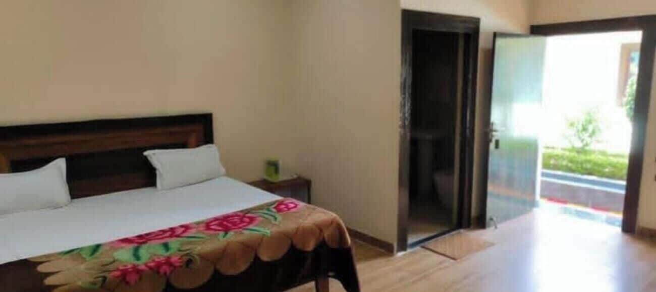 Quarto casal básico, varanda coberta, vista para a cidade | Roupa de cama
